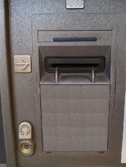 没有被安装读卡装置的自动柜员机读卡槽