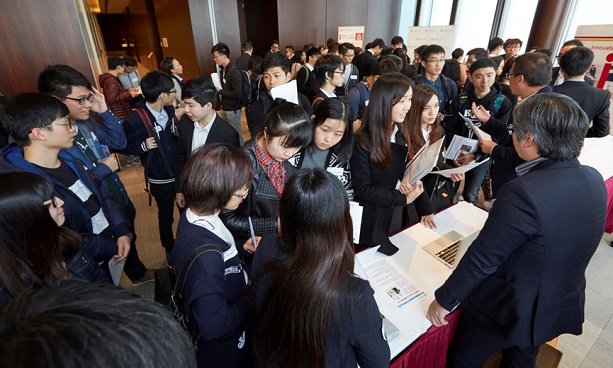 【Photo 2】Recruitment booths are packed with students who have the opportunities to ask bank representatives questions about FCAS.