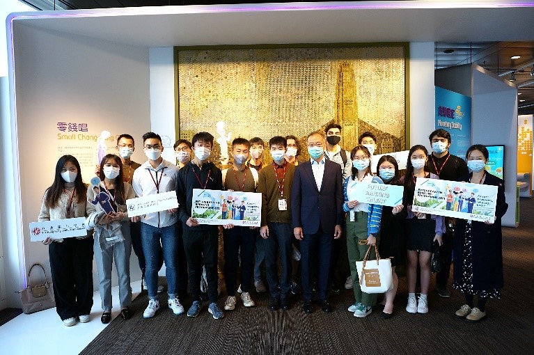 I meet with the participating students of the Future Banking Bridging Programme during their visit to the HKMA.
