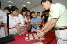 香港警务处职员于金管局在9月25日举办的教育讲座中教育市民如何辨别真假钞票。
