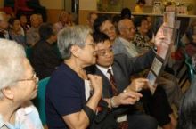 金管局于9月27日于基督教香港信义会马鞍山长者地区中心向长者介绍新钞票的设计及防伪特征。