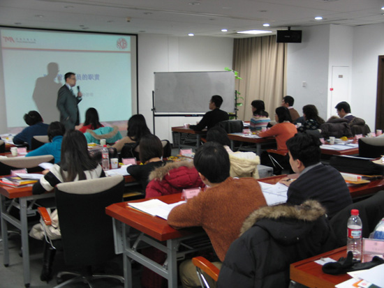 财资市场公会理事及苏格兰皇家银行大中华区总裁香港分行行长蓝玉权先生于北京举行的财资市场证书课程上发言。