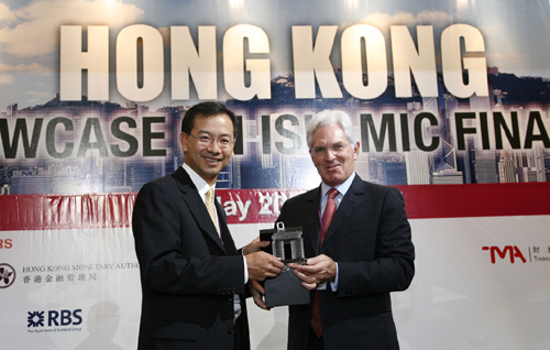 Exchange of souvenir between Eddie Yue and Dr. Nasser Saïdi, Chief Economist of the Dubai International Financial Centre (DIFC) Authority who was the keynote speaker in the Showcase in Dubai.