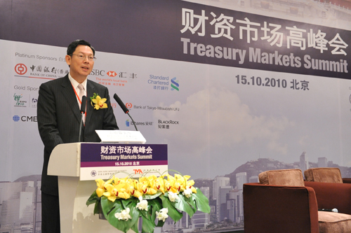 香港金融管理局總裁陳德霖在北京舉行的財資市場高峰會2010上致歡迎辭。