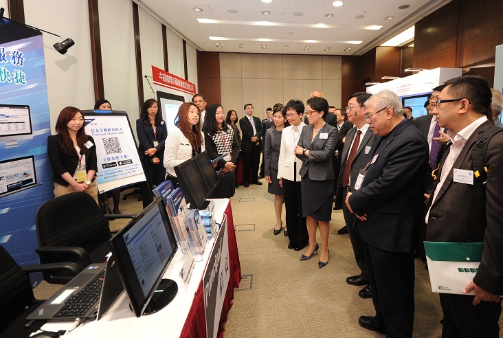 MPF trustees introduce the electronic and online services provided to employers and scheme members to Alice Law, Mandatory Provident Fund Schemes Authority Chief Operating Officer (fourth from right) and Esmond Lee, Hong Kong Monetary Authority Executive Director (Financial Infrastructure) (third from right).
