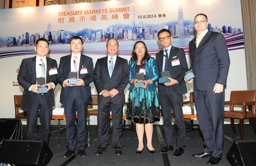 Mr Peter Pang, Deputy Chief Executive of the Hong Kong Monetary Authority (third from left), shares his views on Hong Kong’s role in supporting the RMB business in other financial centres. Joining him on the panel discussion are Mr Chordio Chan, General Manager, Head of Investment, Investment Management, Bank of China (Hong Kong) Limited (first from left), Mr Justin Chan, Co-Head of Markets, Asia-Pacific, The Hongkong and Shanghai Banking Corporation Limited (second from left), Ms Fu ZhiLin, Deputy General Manager, International Banking Department, Bank of Communications (third from right), Mr Andrew Ng, Group Executive & Head of Treasury and Markets, DBS Bank (second from right) and Mr Michael Vrontamitis, Head of Trade, Product Management, Transaction Banking, Standard Chartered Bank (first from right)