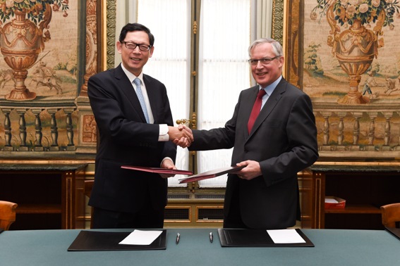 Mr Norman Chan, Chief Executive of the Hong Kong Monetary Authority, and Mr Christian Noyer, Governor of Banque de France, sign a Memorandum of Understanding with respect to strengthening cooperation on renminbi business development in Hong Kong and Paris. 