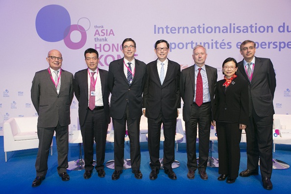 香港金管局总裁陈德霖先生(中)在研讨会上主持小组讨论。参与的嘉宾包括:　法国巴黎银行大中华区负责人暨香港分行行政总裁杨伯豪先生；法国中央银行营运总监Denis Beau先生；法国巴黎欧洲金融市场协会行政总裁Arnaud de Bresson先生； 汇丰集团总经理兼香港区总裁冯婉眉女士；及香港交易及结算所有限公司环球市场联席主管罗力先生。 