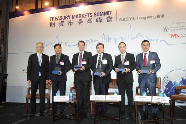 Mr Howard Lee, Senior Executive Director of the HKMA and Chairman of the TMA Executive Board (first from left) presents souvenirs to speakers of the panel “The new normal in treasury markets”.  The panel is moderated by Mr Rayson Chung, Managing Director, Head of Investments, Chief Investment Office, Asia Pacific of JPMorgan Chase Bank National Association (second from left).  The panellists are Mr Miklos Endreffy, Senior Portfolio Manager, Bank for International Settlements Asian Office (third from left); Mr Michael Go, Head of FX Market Development – Asia Pacific, Thomson Reuters (third from right); Mr David Ngai, Deputy APAC Head of Compliance and APAC Head of FX and Swap Dealer Compliance, Global Markets, State Street Bank and Trust Company (second from right); and Mr Bryan Wong, Managing Director, Head of Balance Sheet Management Hong Kong, Global Banking and Markets, The Hongkong and Shanghai Banking Corporation Limited (first from right).