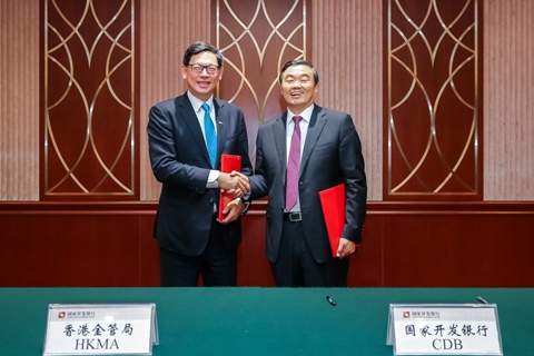 Mr Hu Huaibang and Mr Norman Chan sign a Memorandum of Understanding to foster collaboration between CDB and HKMA.