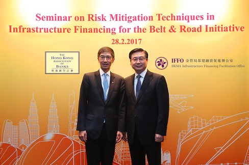 Mr. Vincent Lee, Executive Director (External), HKMA, and Deputy Director, HKMA Infrastructure Financing Facilitation Office (IFFO) (left) and Mr. Li Jiuzhong, Acting Chairperson, HKAB, and Chief Risk Officer, Bank of China (Hong Kong) (right)
