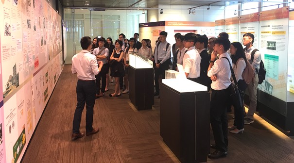 学生参观金管局资讯中心，了解香港金融市场近年的重要发展和金管局的工作。