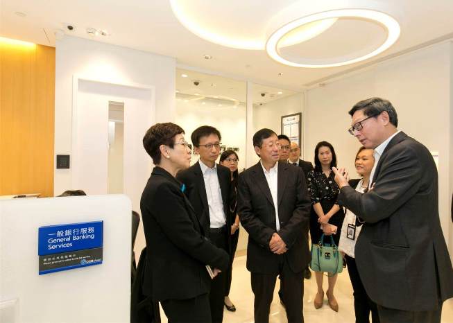 中国建设银行（亚洲）副董事长及行长江先周先生（左三）向金管局总裁陈德霖先生（右一）介绍分行的服务、目标客户群及未来发展方向。