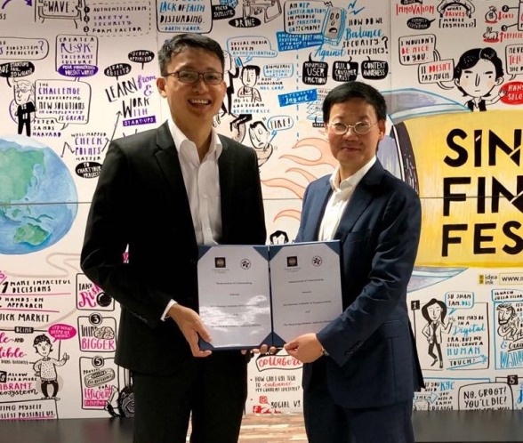 Mr Shu-Pui Li, Executive Director of the HKMA (right) and Mr Bernard Wee, Executive Director, Financial Markets Development Department of MAS (left) exchange a Memorandum of Understanding (MoU) in Singapore today to jointly develop the Global Trade Connectivity Network.