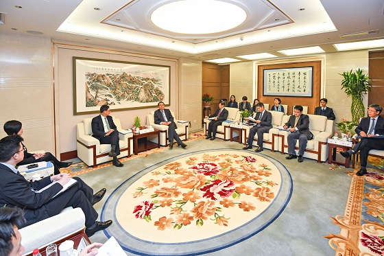 Mr Zheng Zhijie and Mr Norman Chan have an in-depth discussion on further co-operation between the two organisations on the Belt and Road Initiative. 