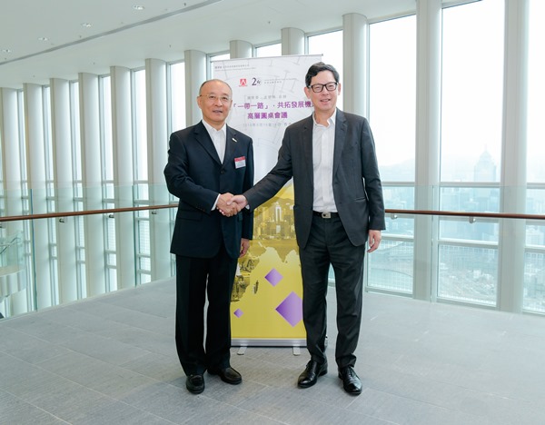 香港金融管理局总裁陈德霖先生(右)与国资委秘书长阎晓峰先生(左)合照。