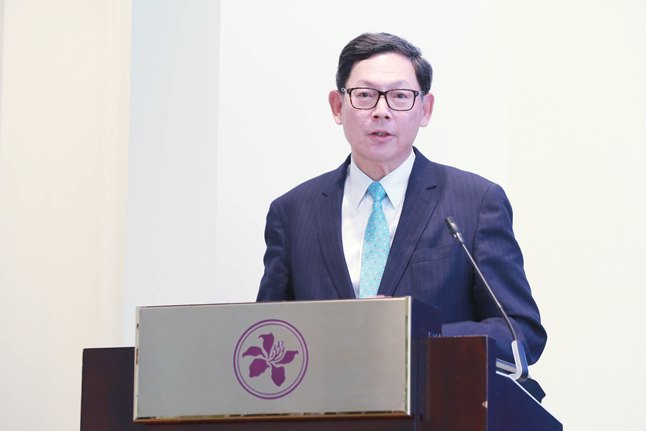 金管局总裁陈德霖先生在研讨会上致辞。