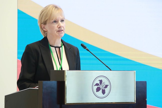 Ms Julie Dickson, Member of the Board of Directors of Dubai Financial Services Authority and former Superintendent of the Office of the Superintendent of Financial Institutions of Canada, delivers her keynote speech to the INEDs attending the Conference. Mr Arthur Yuen, Deputy Chief Executive of the HKMA moderates this session.