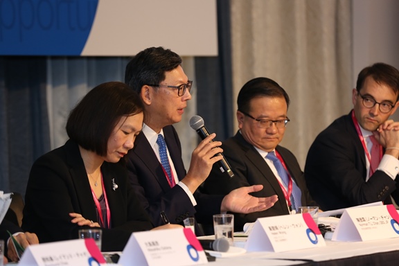 Mr Norman Chan, Chief Executive of the Hong Kong Monetary Authority (third from right) leads the panel discussion at the seminar.