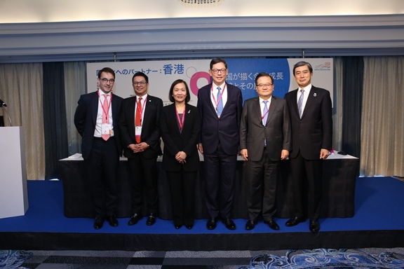Other panel members include : Mr James Fok, Head of Group Strategy, Hong Kong Exchanges and Clearing Limited (first from left); Mr Raymund Chao, Chairman, Asia Pacific and Greater China, PwC (second from left); Ms Helen Wong, Group General Manager, HSBC Group and Chief Executive, Greater China, The Hongkong and Shanghai Banking Corporation Limited (third from left);  Mr Gao Yingxin, Vice Chairman and Chief Executive, Bank of China (Hong Kong) Limited (second from right); and Mr Masahiko Oshima, Senior Managing Executive Officer and Head of International Business, Sumitomo Mitsui Financial Group, and Senior Managing Executive Officer and Head of International Banking, Sumitomo Mitsui Banking Corporation (first from right).