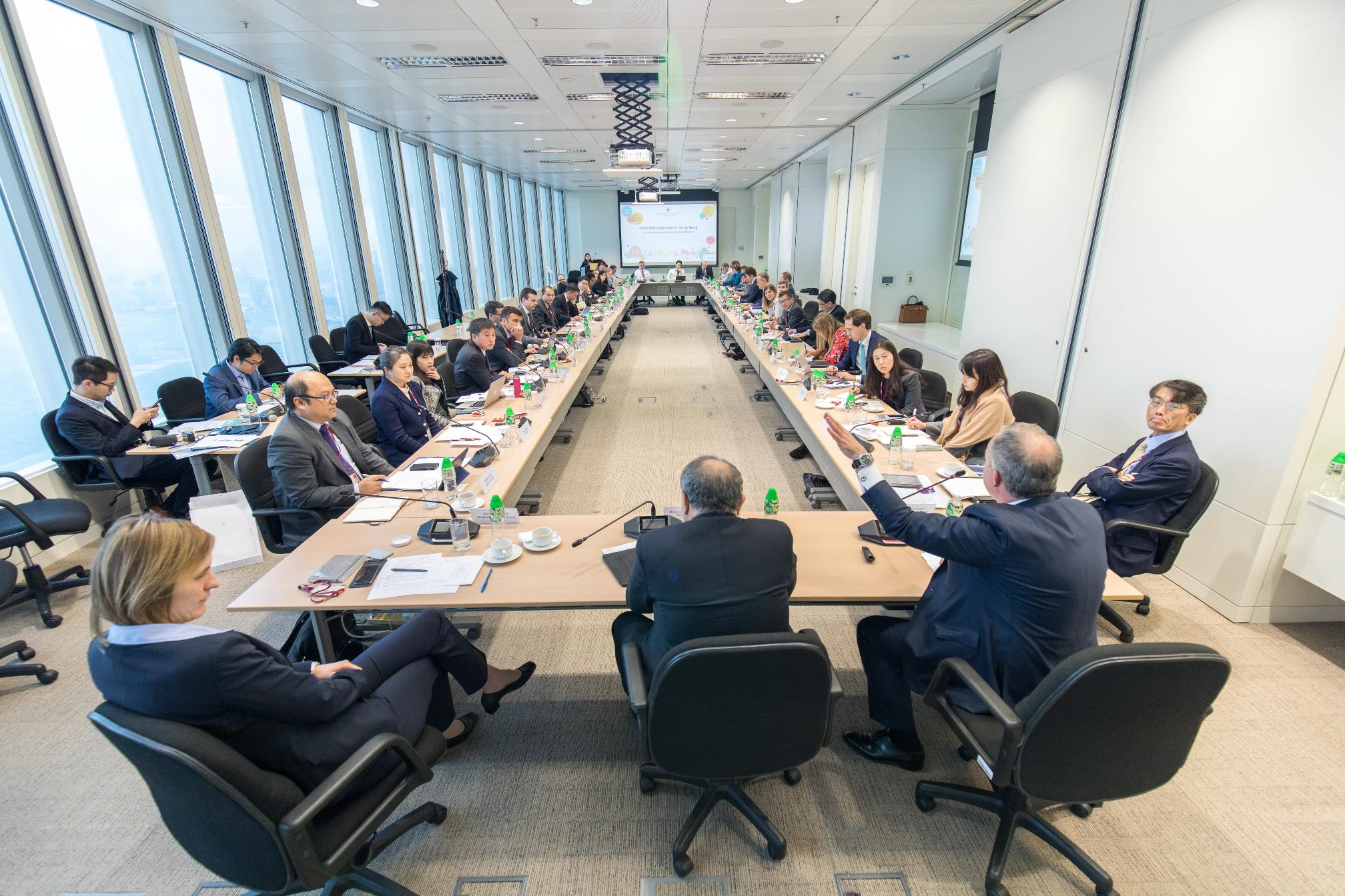 來自世界各地約45位高層代表出席金融科技圓桌會議。