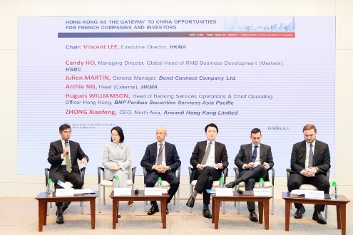 Mr Vincent Lee, Executive Director (External) of the Hong Kong Monetary Authority (HKMA) (far left), chairs the first panel discussion.  Panel members include (from left to right): Candy Ho, Managing Director, Global Head of RMB Business Development (Markets), HSBC;  Zhong Xiaofeng, CEO, North Asia, Amundi Hong Kong Limited; Archie Ng, Head (External), HKMA; Hugues Williamson, Head of Banking Services Operations APAC - Chief Operating Officer Hong Kong, BNP Paribas Securities Services; and Julien Martin, General Manager, Bond Connect Company Ltd.