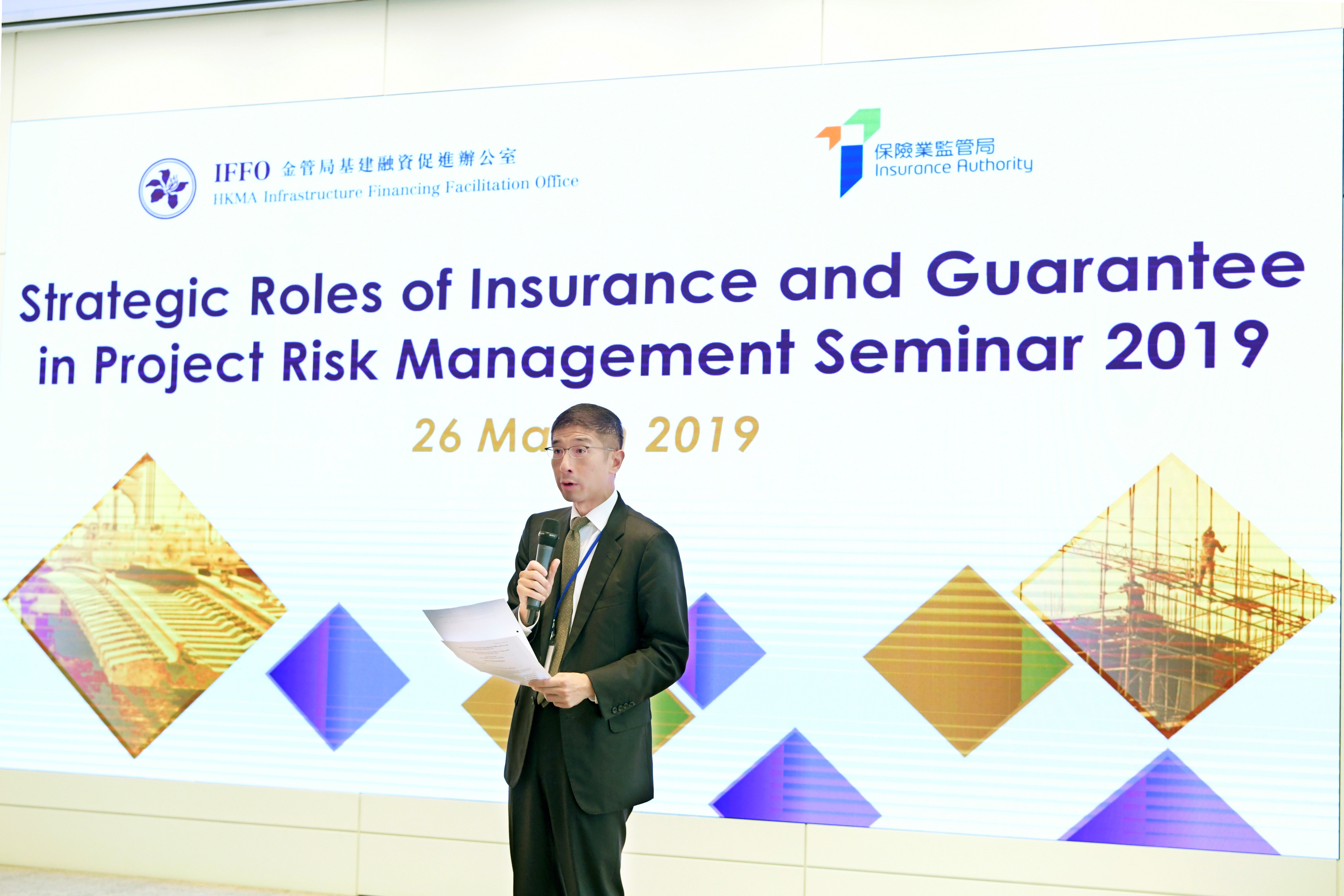 Mr Vincent Lee, Executive Director (External) of the HKMA and Deputy Director of IFFO, gives welcome remarks and talks about the importance of risk mitigation in infrastructure investments and financing.