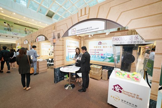「HKMC退休方案」博览邀请了多间机构参与，现场设有资讯站及讲座，为市民提供「退休．依家就可以」的资讯。