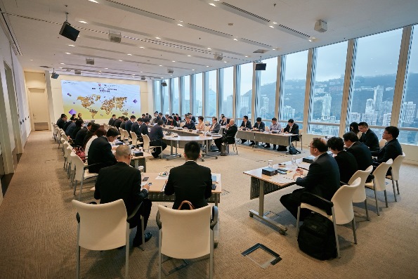 香港金融管理局與國務院國有資產監督管理委員會聯合舉辦第二屆高層圓桌會議，深入討論香港如何協助和服務中央企業在「一帶一路」國家的投資和發展。