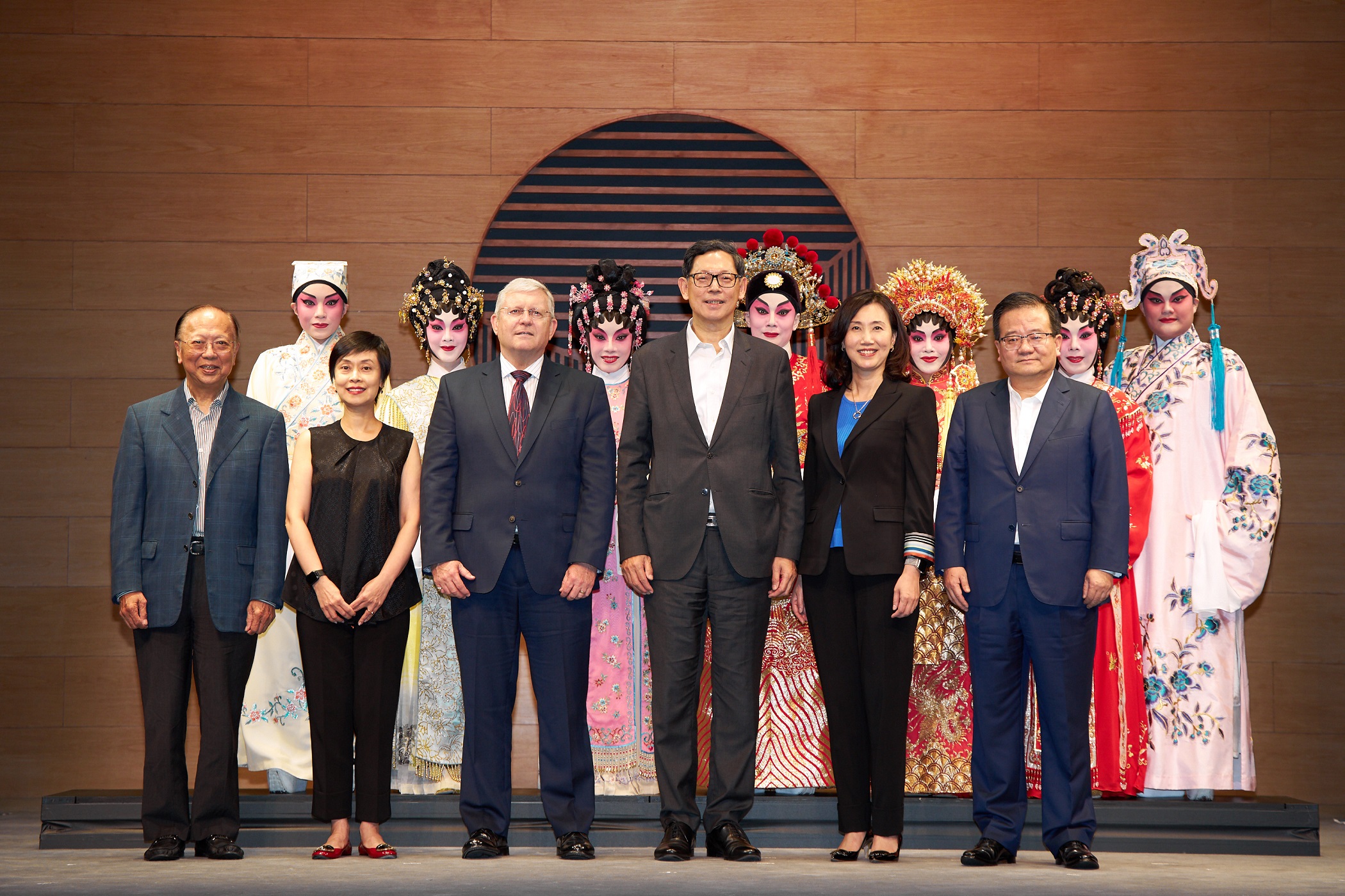 The Chief Executive of the HKMA, Mr Norman Chan, attends the publicity event on the 2018 Series HK$100 notes together with representatives from the West Kowloon Cultural District Authority, the three note-issuing banks, the Cantonese opera industry and the Tea House Rising Stars Troupe.