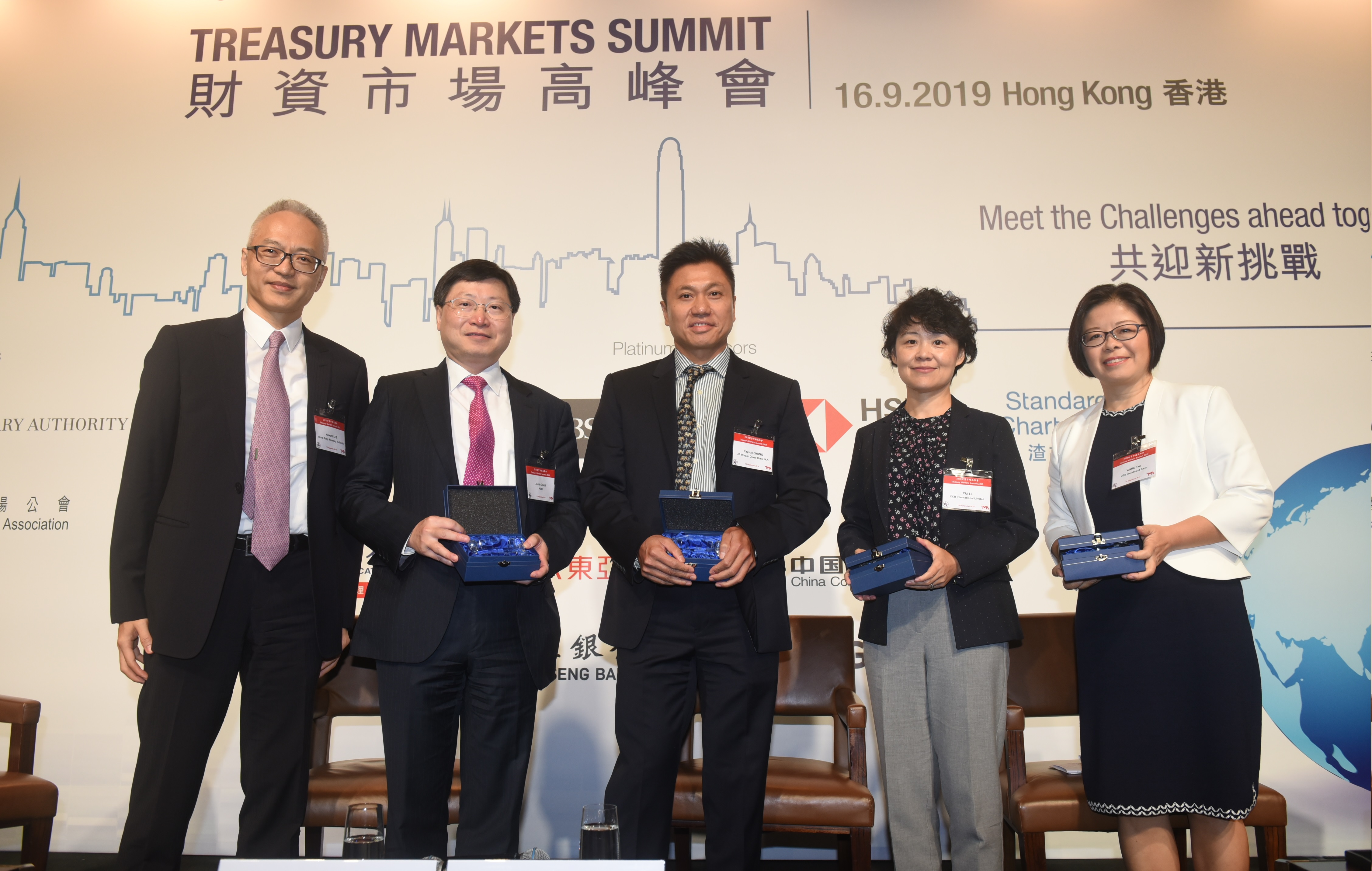 Mr Howard Lee, Deputy Chief Executive of the HKMA and Chairman of the TMA Executive Board (first from left), shares his views on global economic outlook.  Joining him on the panel discussion are Mr Justin Chan, Co-Head of Markets, Asia Pacific, The Hongkong and Shanghai Banking Corporation Limited (second from left); Mr Rayson Chung, Managing Director, Head of North Asia Treasury & Chief Investment Office APAC, JP Morgan Chase Bank National Association (third from left); Dr Cui Li, Chief Economist, Managing Director, Head of Macro Research, CCB International Limited (second from right); and Dr Wang Tao, Managing Director, Chief China Economist, Head of Asia Economics, UBS Investment Bank (first from right).