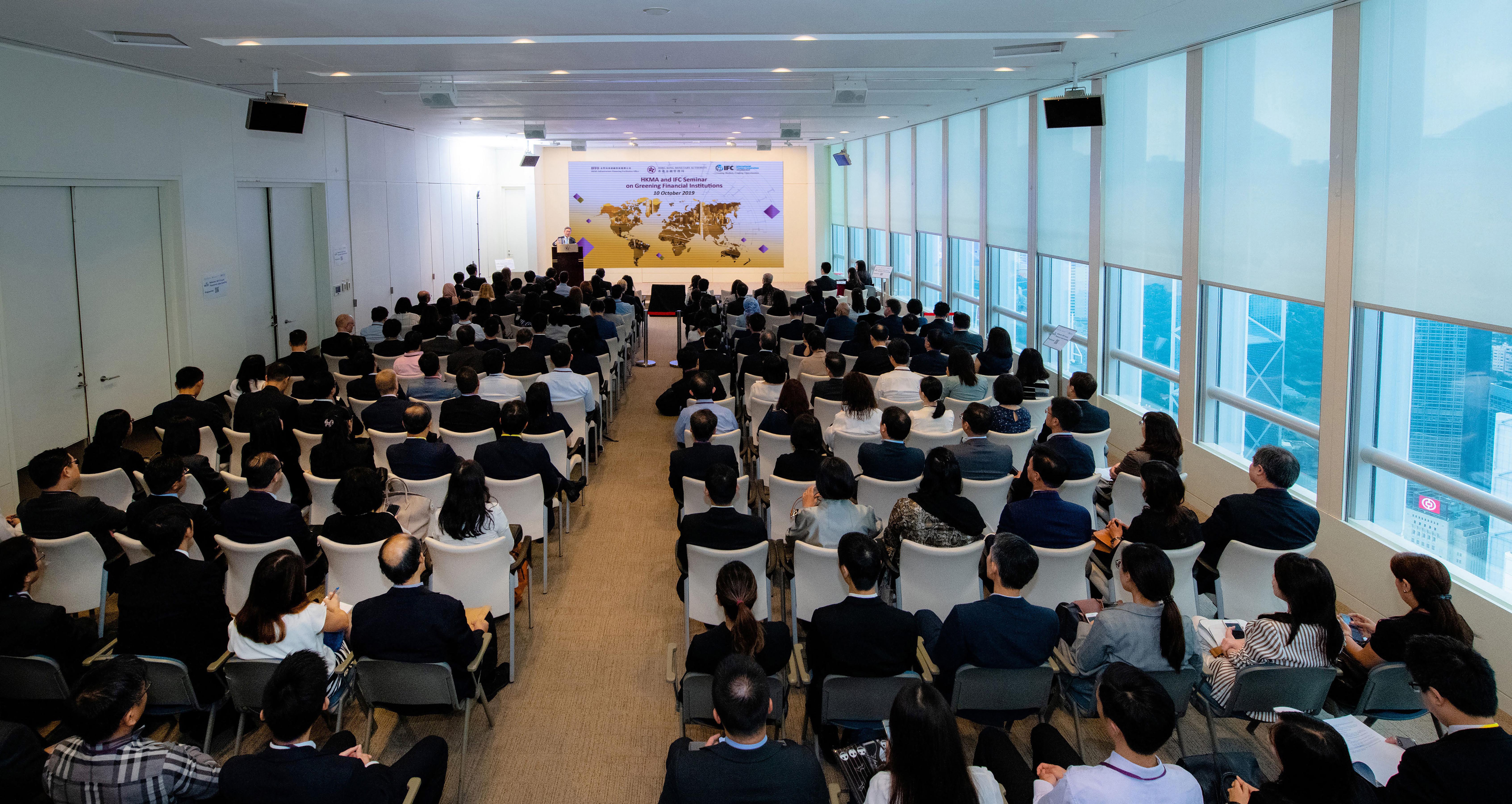 HKMA-IFFO Centre for Green Finance and IFC co-organise a seminar on Greening Financial Institutions. The seminar is attended by over 300 senior executives, comprising bankers, corporate treasurers, project developers and operators, and professional service providers.