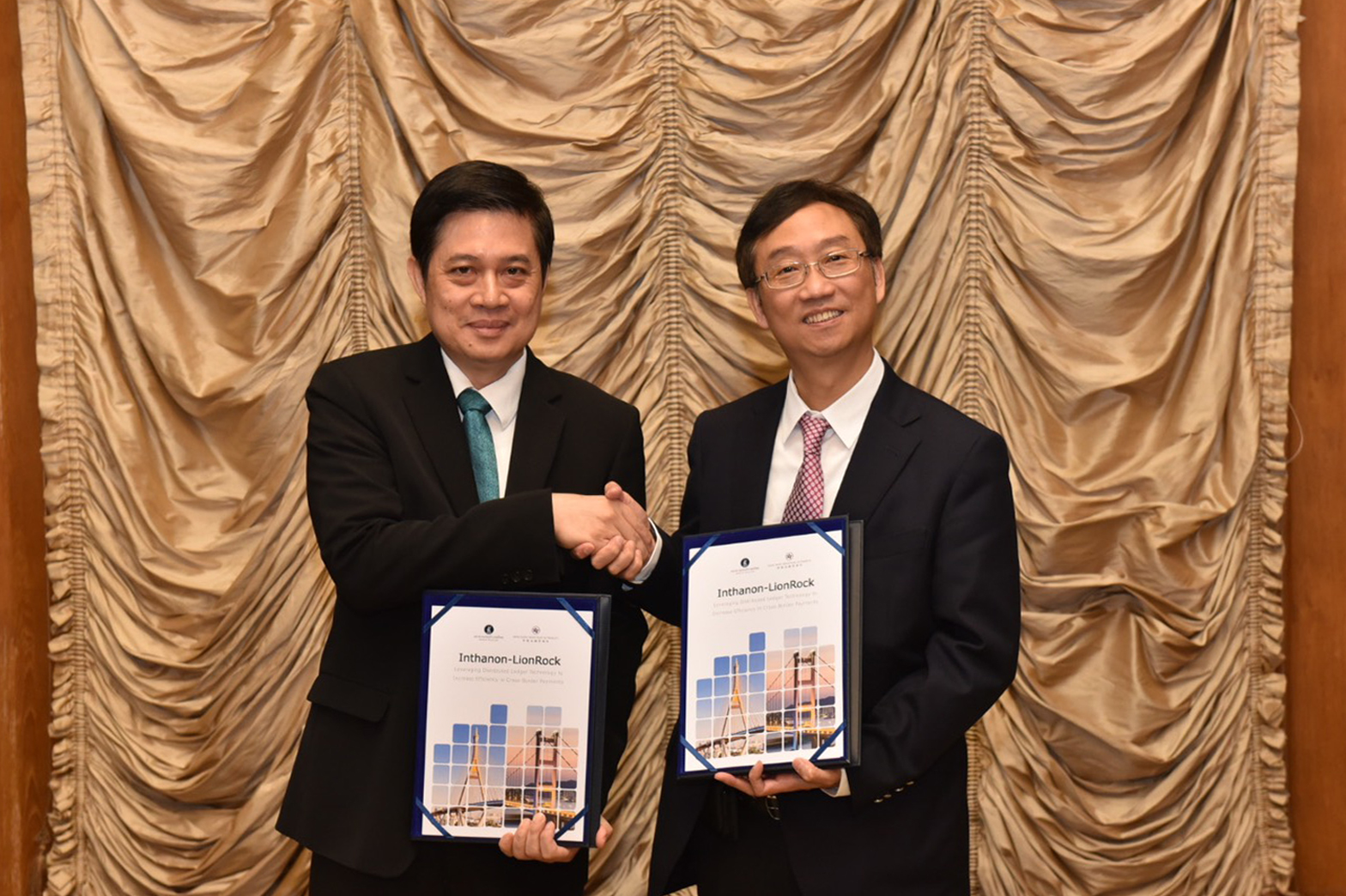 Mr. Edmond Lau, Senior Executive Director of the HKMA (right), and Mr. Mathee Supapongse, Deputy Governor of the Bank of Thailand, announce the publication of the joint research report on the application of Central Bank Digital Currency to cross-border payments.