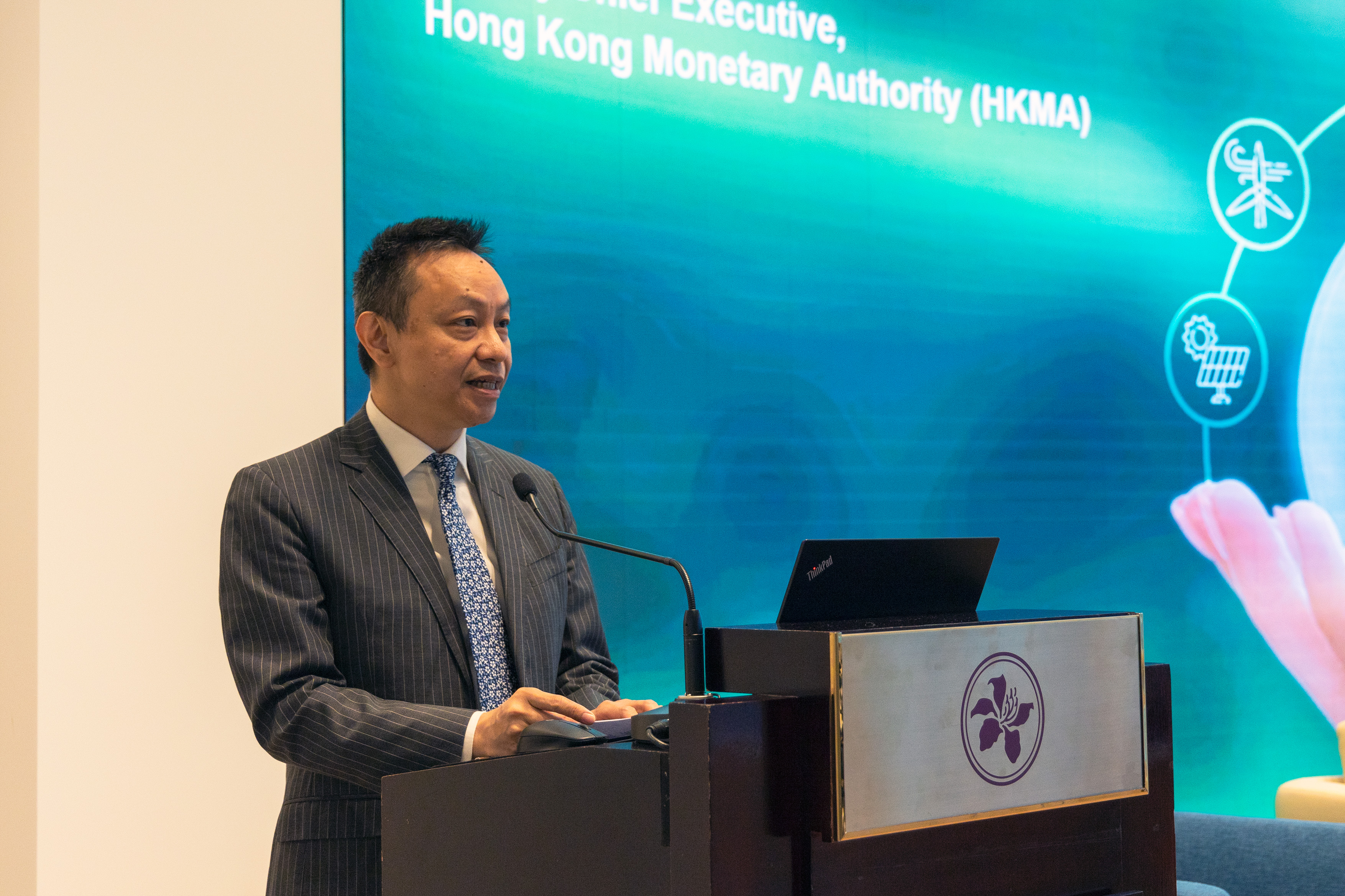 Deputy Chief Executive of the HKMA, Mr Darryl Chan, gives welcome remarks at the seminar.