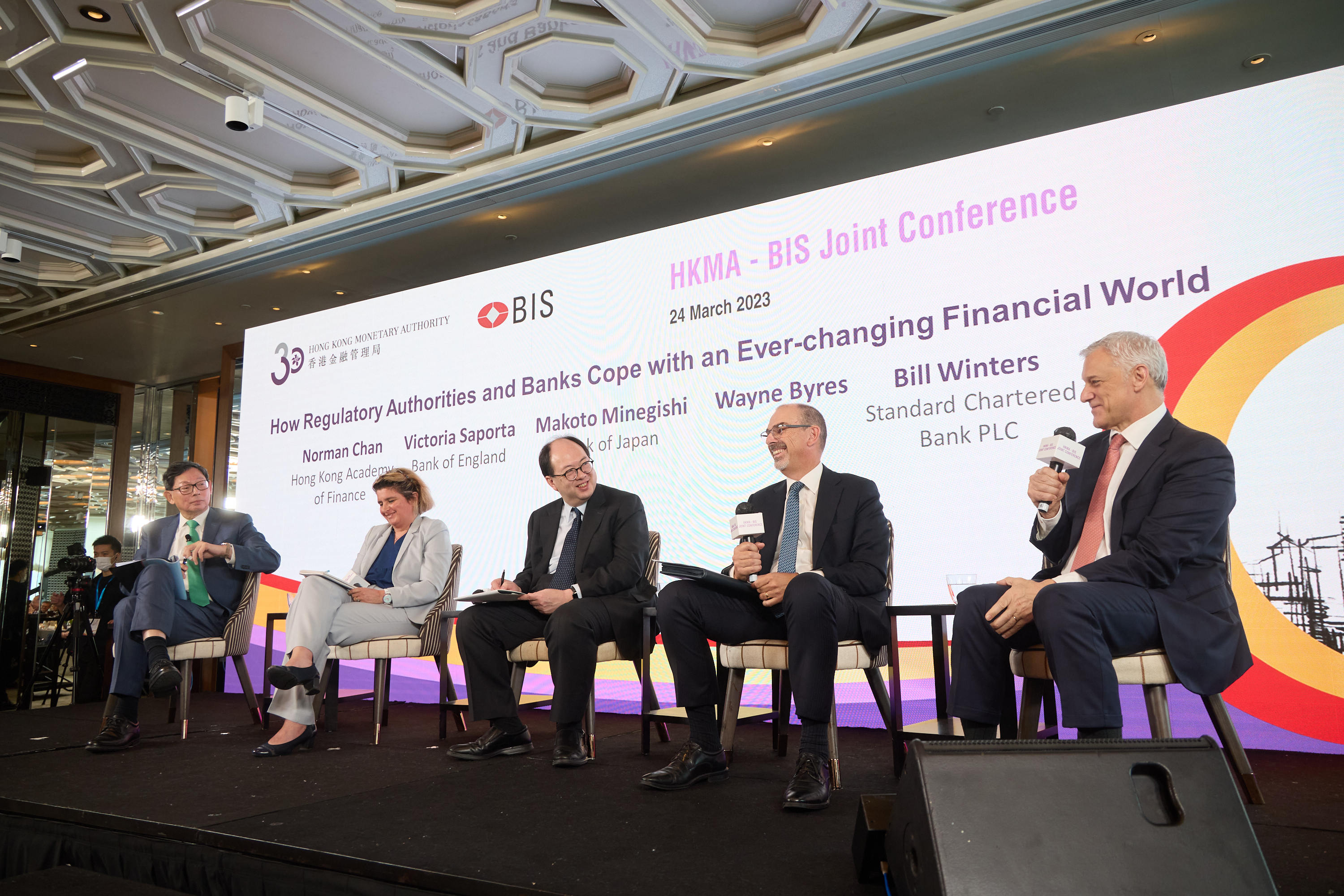 (From left) Mr Norman Chan, Senior Advisor of the Hong Kong Academy of Finance and former Chief Executive of the Hong Kong Monetary Authority, moderates a panel discussion on “How regulatory authorities and banks cope with an ever-changing financial world”. Ms Victoria Saporta, Executive Director of the Bank of England; Mr Makoto Minegishi, Deputy Director-General of the Bank of Japan; Mr Wayne Byres, former Chair of the Australian Prudential Regulation Authority; and Mr Bill Winters, Group Chief Executive of Standard Chartered Bank PLC, exchange views on how to make the banking system more resilient amid the fast-changing financial landscape.