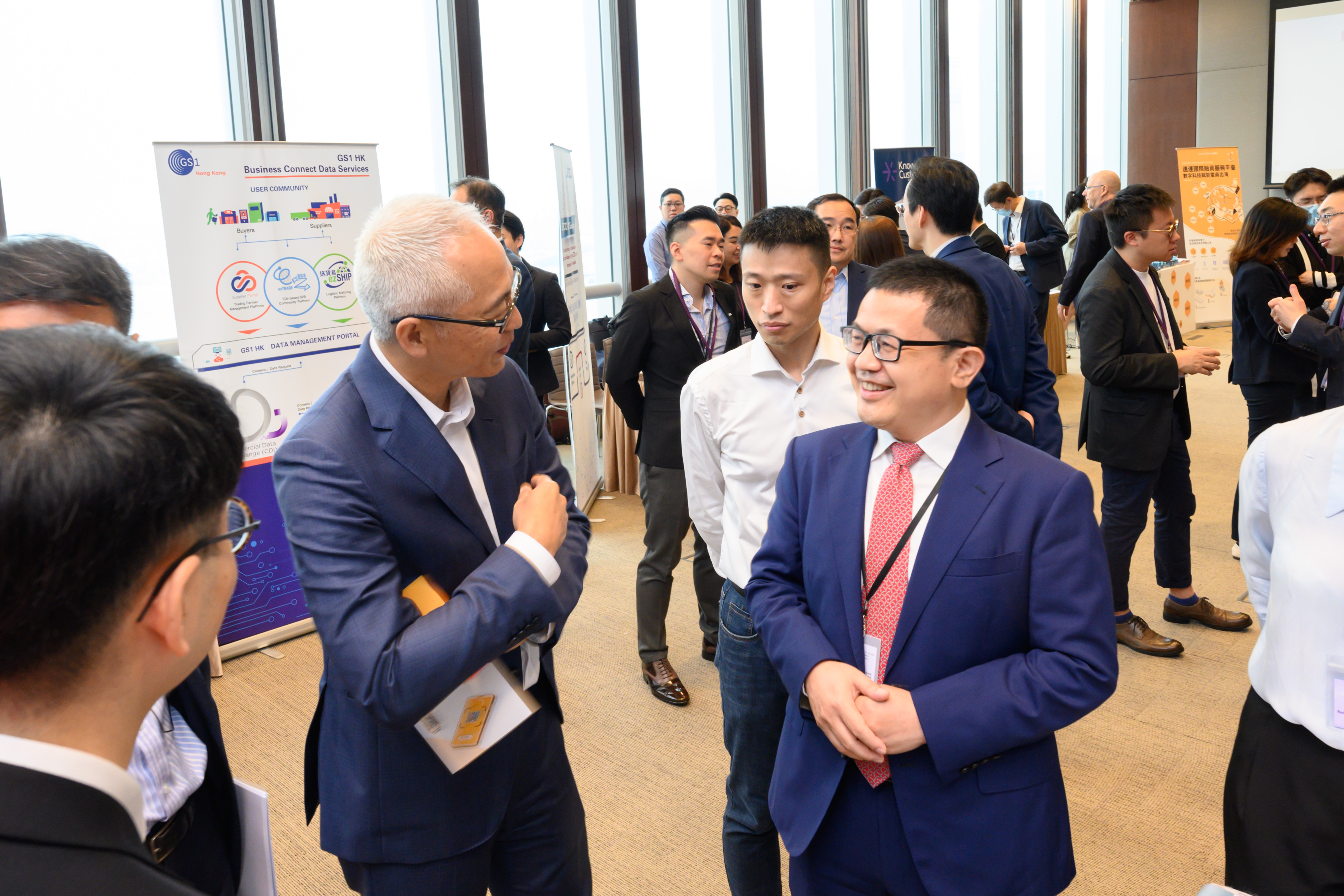 Mr Howard Lee, Deputy Chief Executive of the HKMA, visits the booths set up by various data analytics service providers and data providers at the Summit.