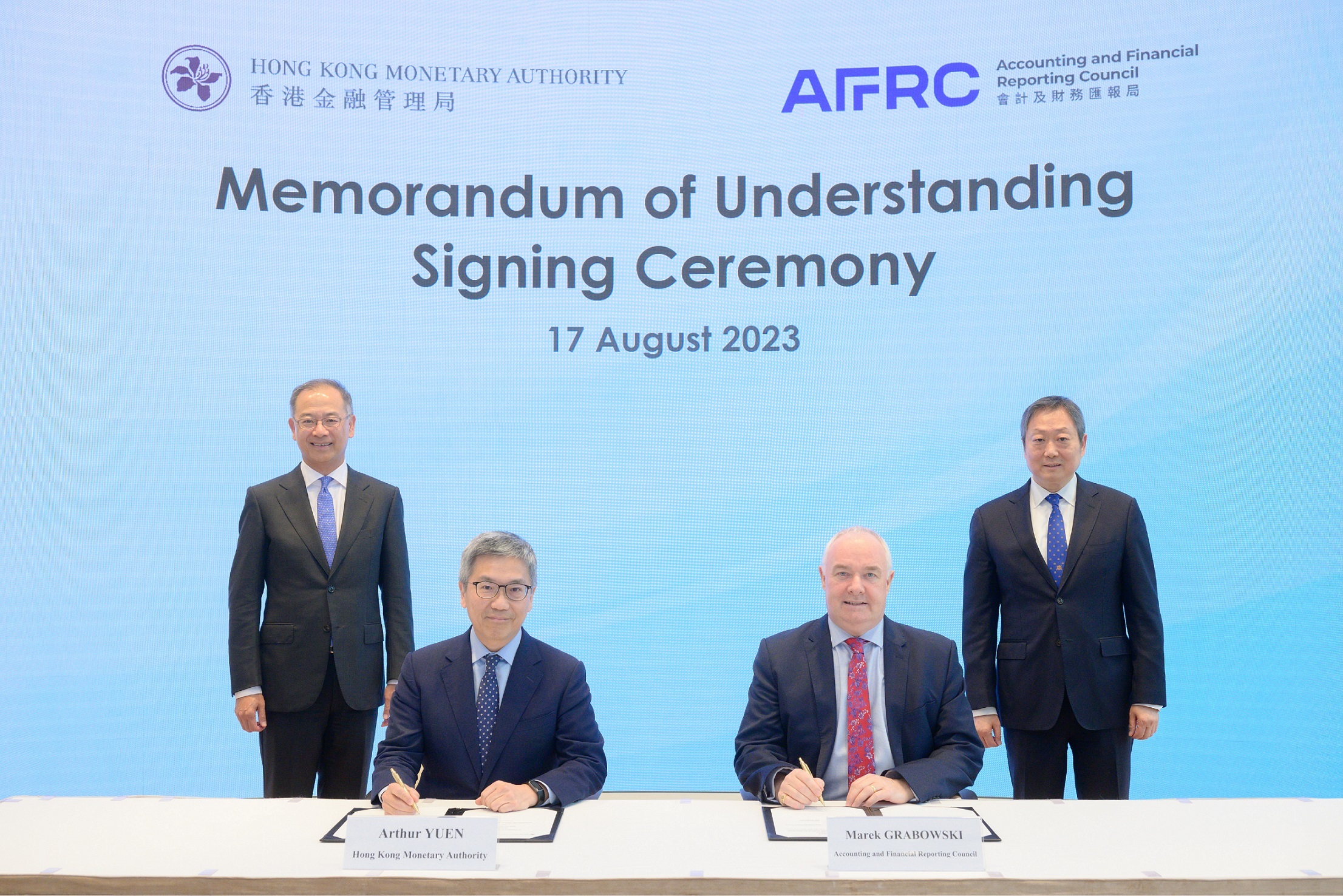Mr Arthur Yuen, Deputy Chief Executive of the Hong Kong Monetary Authority (second left) and Mr Marek Grabowski, Chief Executive Officer of the Accounting and Financial Reporting Council (second right) sign a new MoU on 17 August in the presence of Mr Eddie Yue, Chief Executive of the Hong Kong Monetary Authority (left) and Dr Kelvin Wong, Chairman of the Accounting and Financial Reporting Council (right).