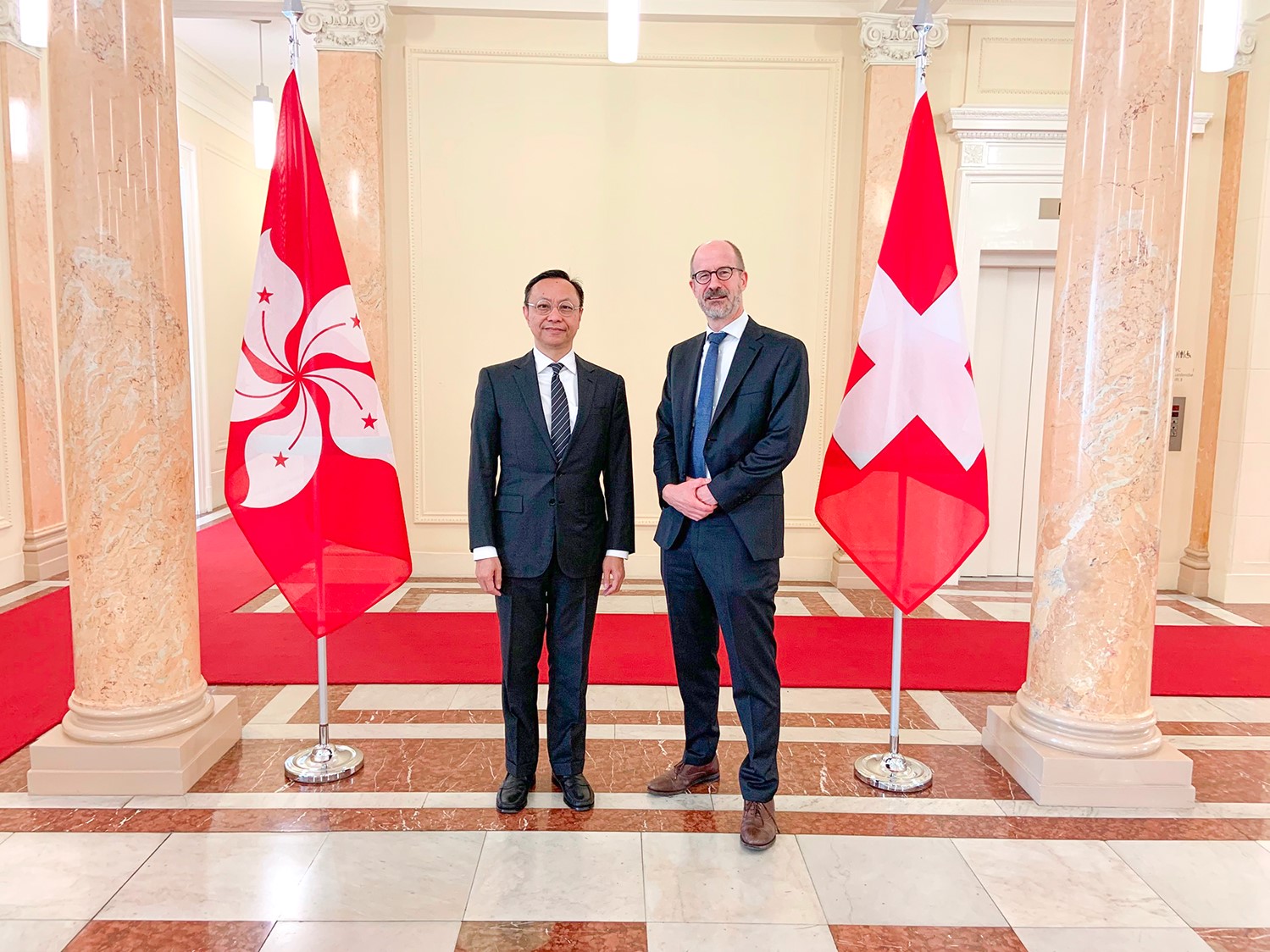 Mr Darryl Chan, Deputy Chief Executive of the Hong Kong Monetary Authority (left) and Ambassador Christoph König, Deputy State Secretary and Head of the Policy Planning & Strategy of the State Secretariat for International Finance (right) chaired the sixth Hong Kong-Switzerland Financial Dialogue on 25 September (Bern time).