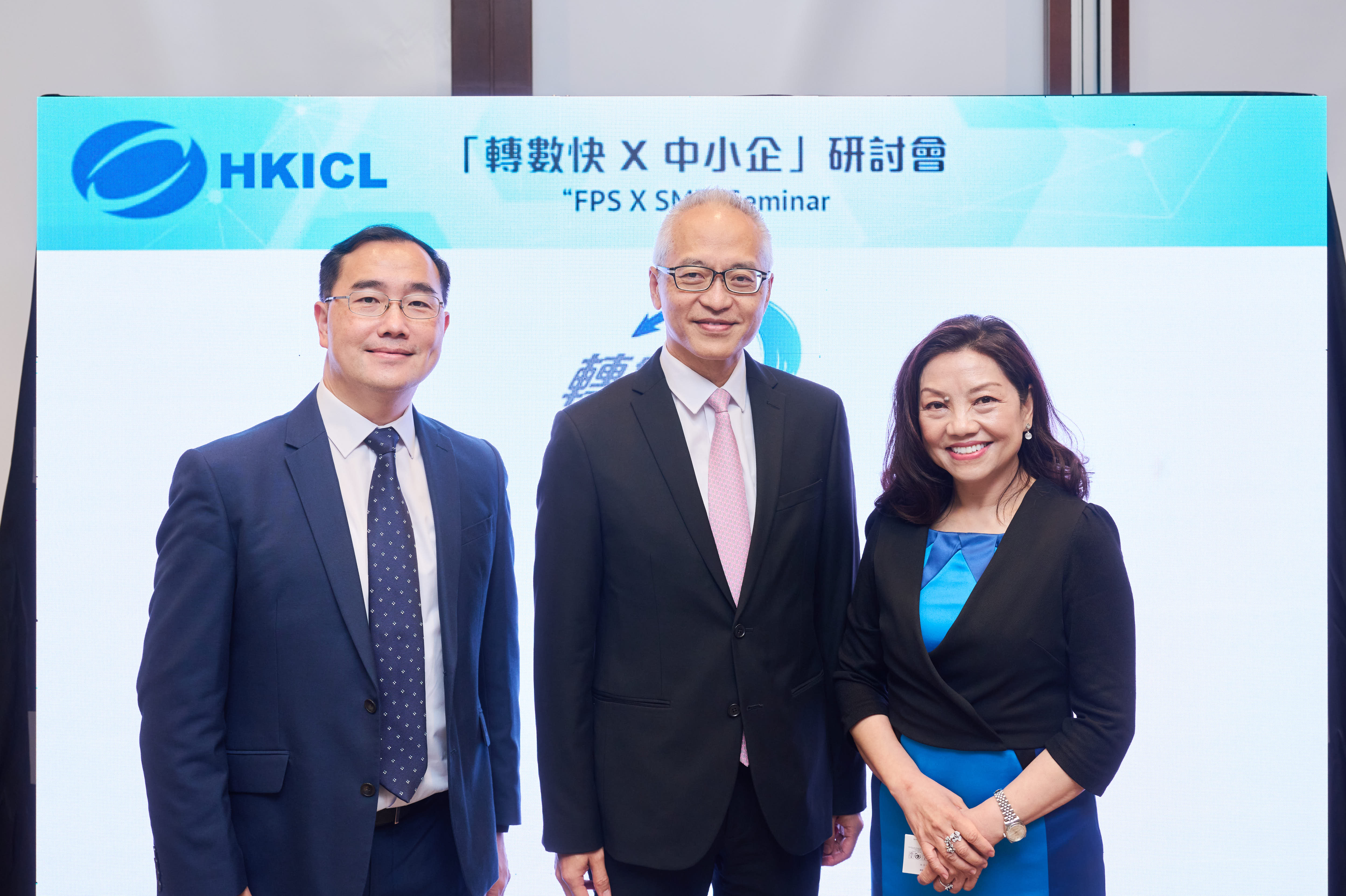 Mr Howard Lee, Deputy Chief Executive of the Hong Kong Monetary Authority (HKMA) (second from left); Mr Colin Pou, Executive Director (Financial Infrastructure) of the HKMA (first from left); and Ms Haster Tang, the Chief Executive Officer of the Hong Kong Interbank Clearing Limited (first from right), visit the exhibition booths set up by banks and Stored Value Facility operators at the seminar venue.