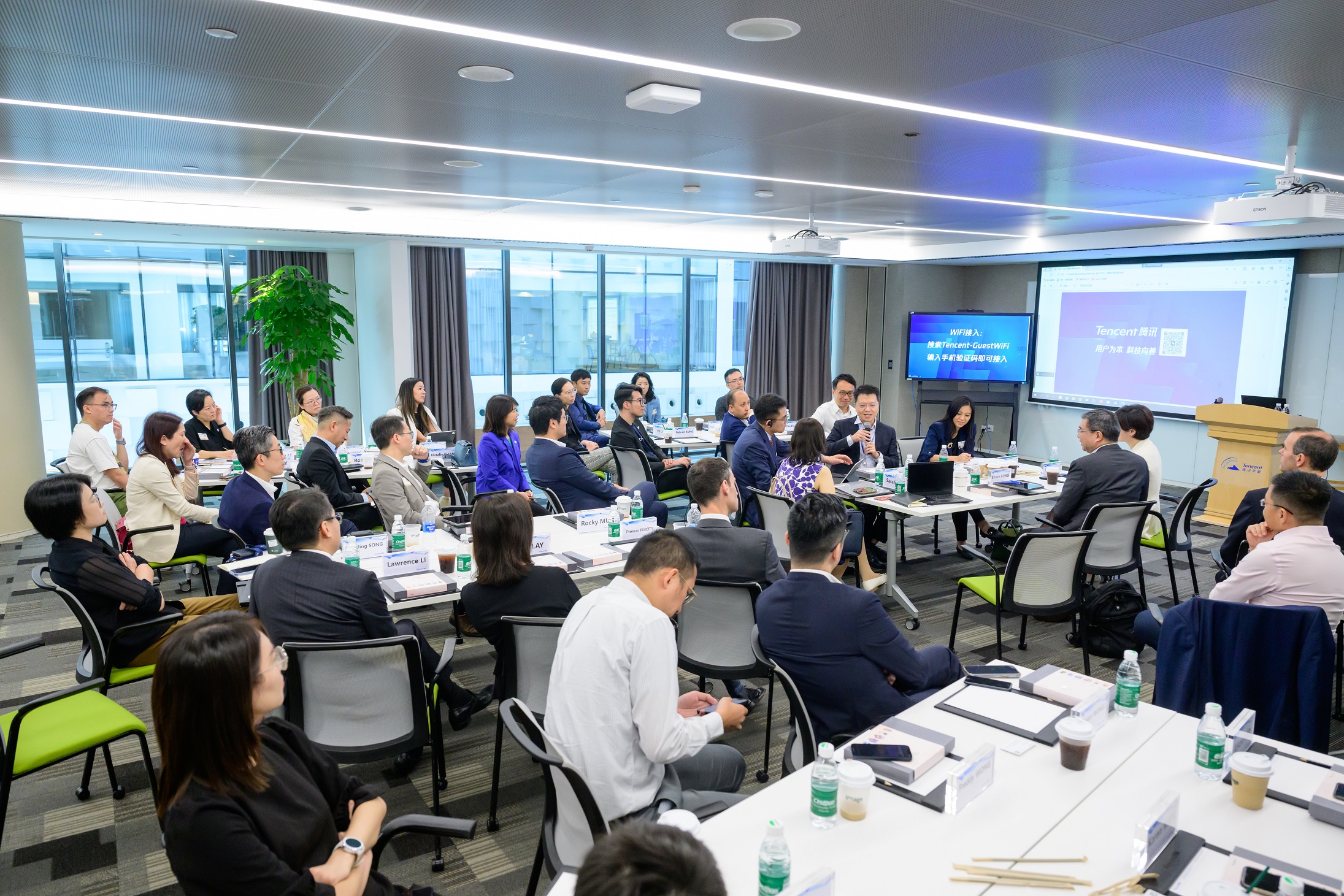 The Financial Leaders Programme cohorts have face-to-face dialogues with senior executives from leading Fintech firms.