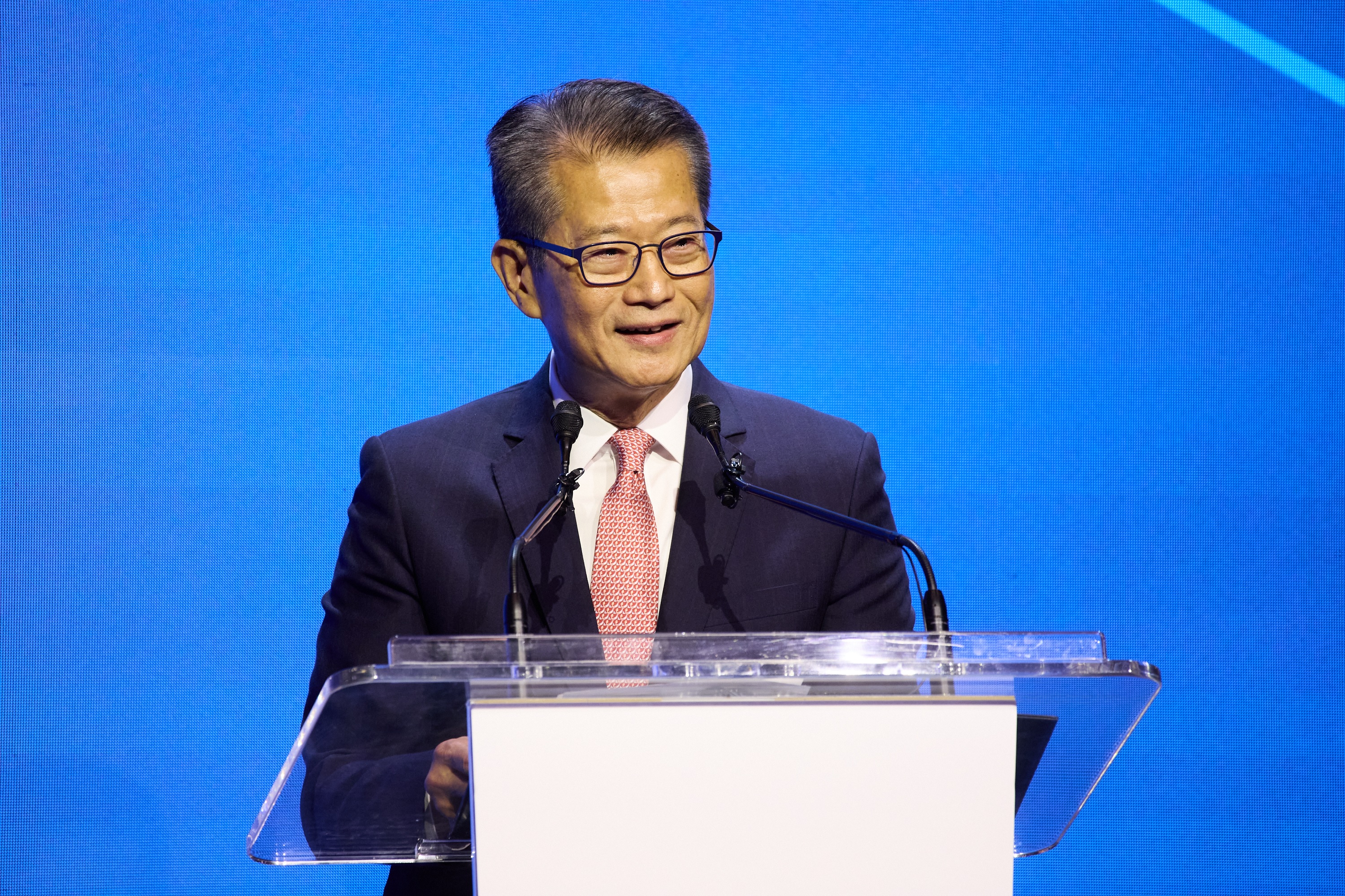 The Financial Secretary and Honorary President of Hong Kong Academy of Finance, Mr Paul Chan, delivers keynote at the “Conversations with Global Investors” seminar of the Global Financial Leaders’ Investment Summit on 8 November.