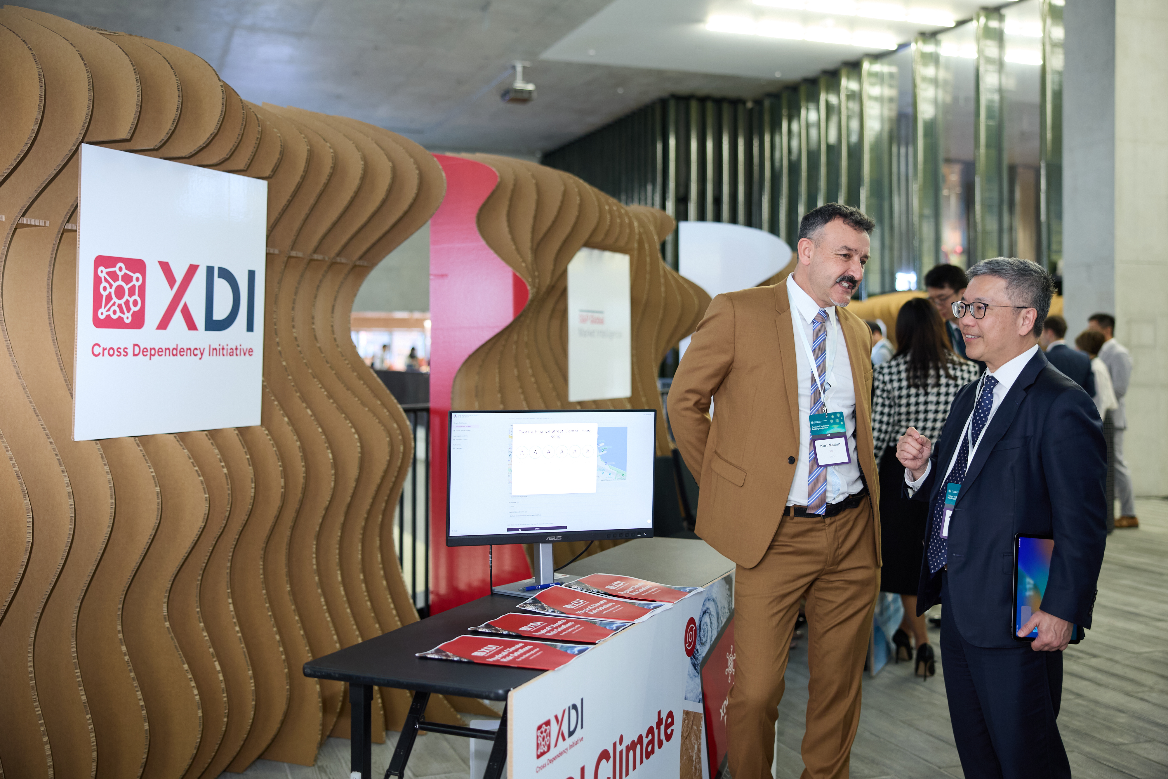 Mr Arthur Yuen, Deputy Chief Executive of the HKMA (right), speaks with green fintech exhibitors at the Green and Sustainable Banking Conference.