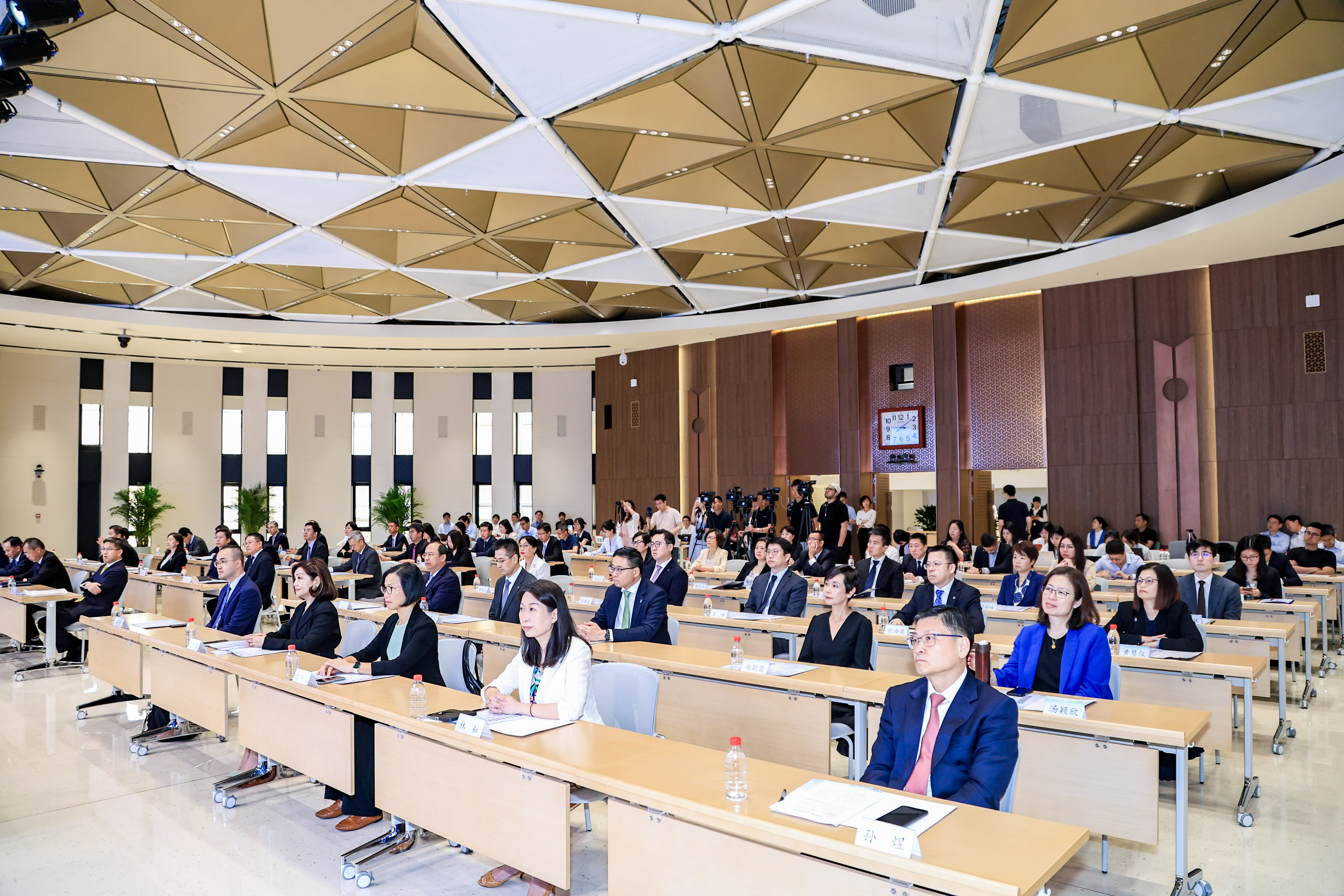 Management of Hong Kong participating institutions attends the launch ceremony.