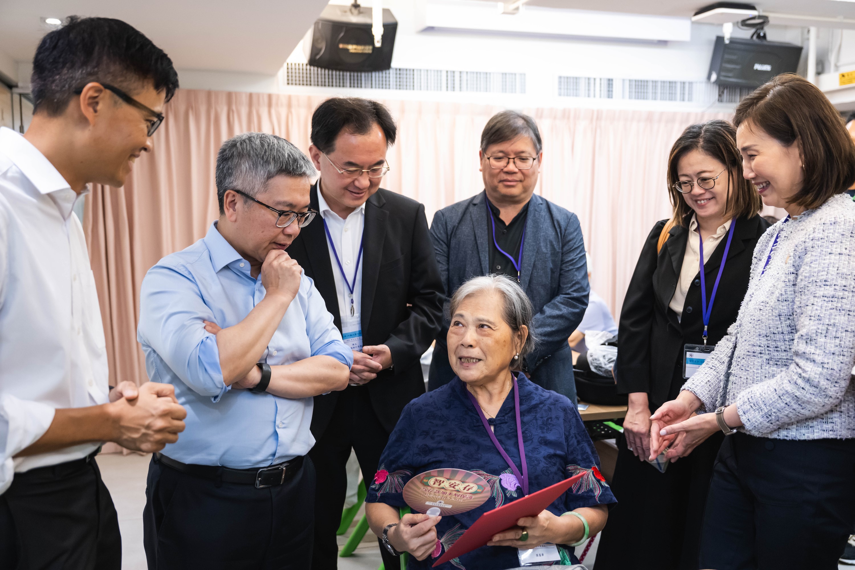 Representatives of the Hong Kong Monetary Authority and The Hong Kong Association of Banks interact with the seniors who attended the launch ceremony.