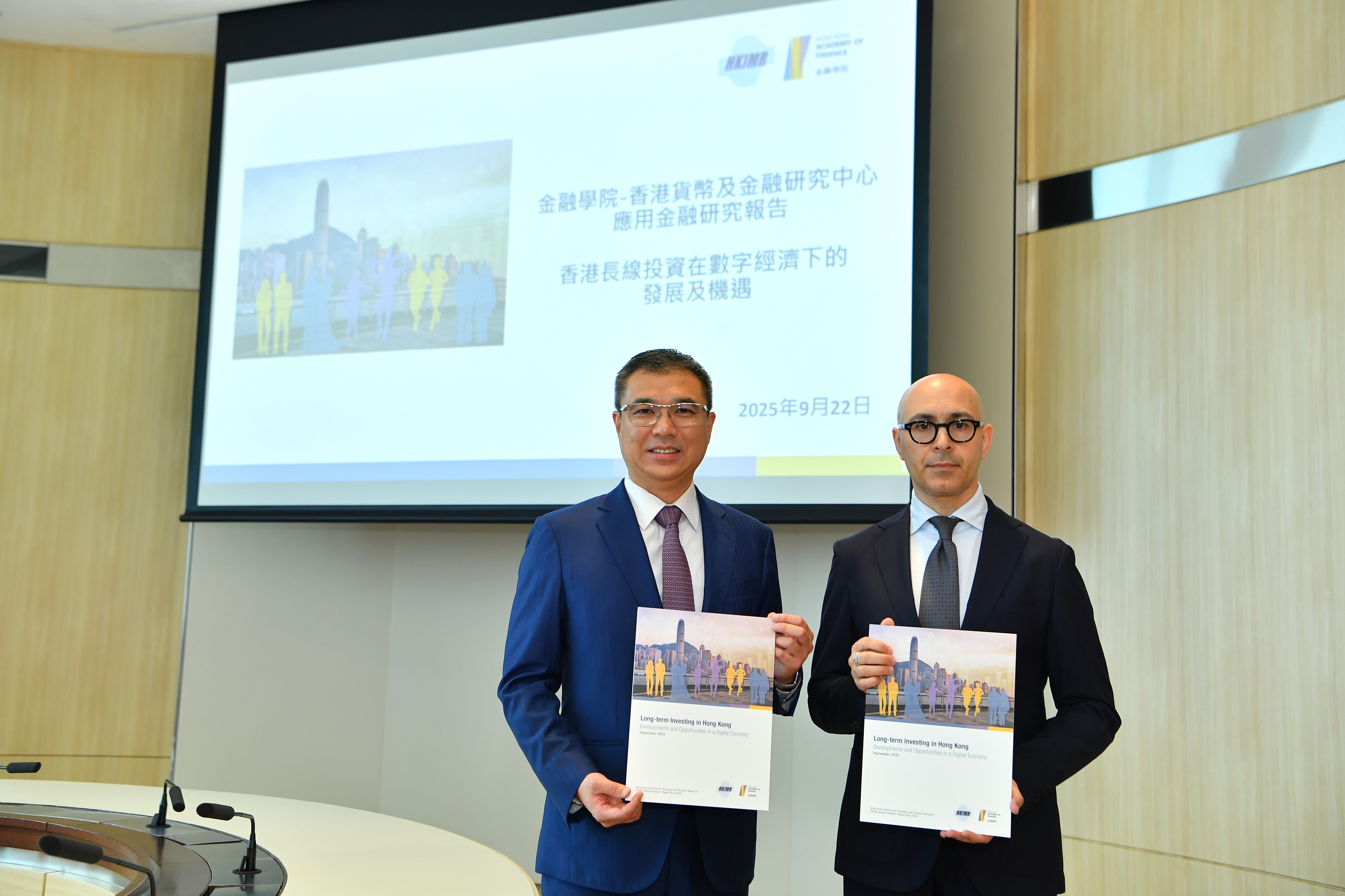 The Hong Kong Institute for Monetary and Financial Research (HKIMR), the research arm of the Hong Kong Academy of Finance (AoF), today (22 September) released a new Applied Research report, titled “Long-term Investing in Hong Kong: Developments and Opportunities in a Digital Economy”.  Mr Enoch Fung, Chief Executive Officer of the AoF and Executive Director of the HKIMR (left), and Mr Giorgio Valente, Head of the HKIMR (right), host a press briefing to share the key findings of the report.