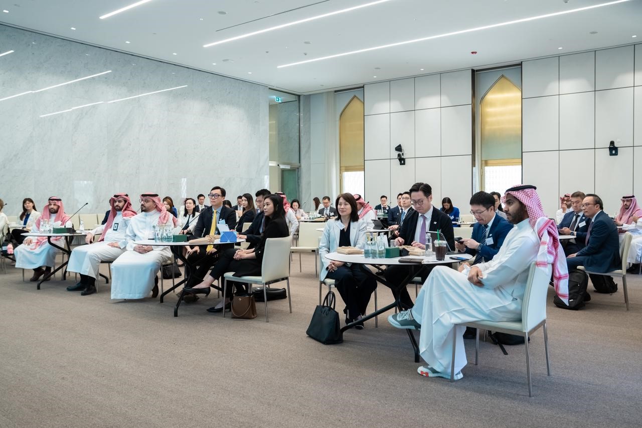 FLP participants visit Saudi Central Bank.