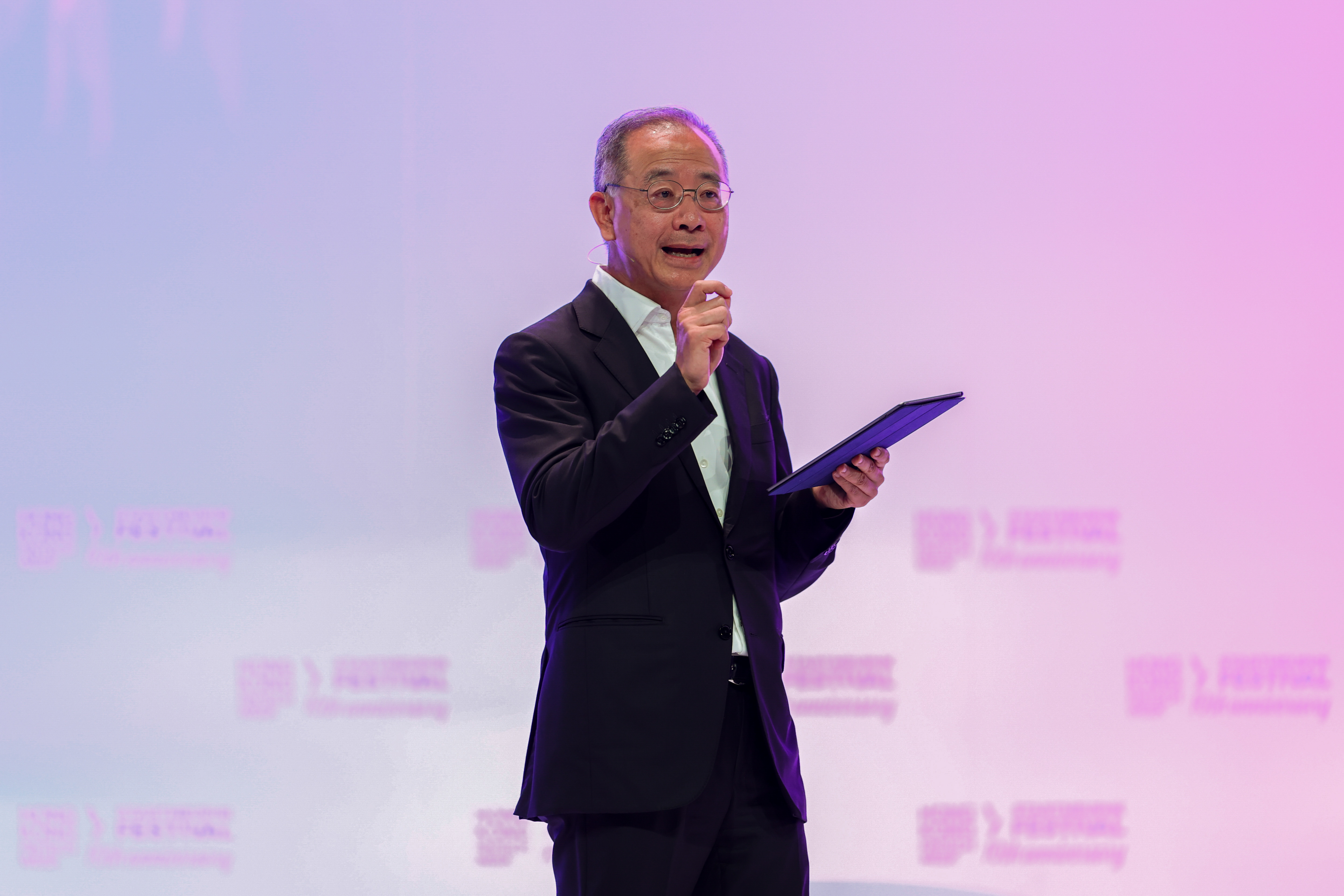 Mr Eddie Yue, Chief Executive of the HKMA, delivers a keynote address at the Hong Kong FinTech Week 2025.