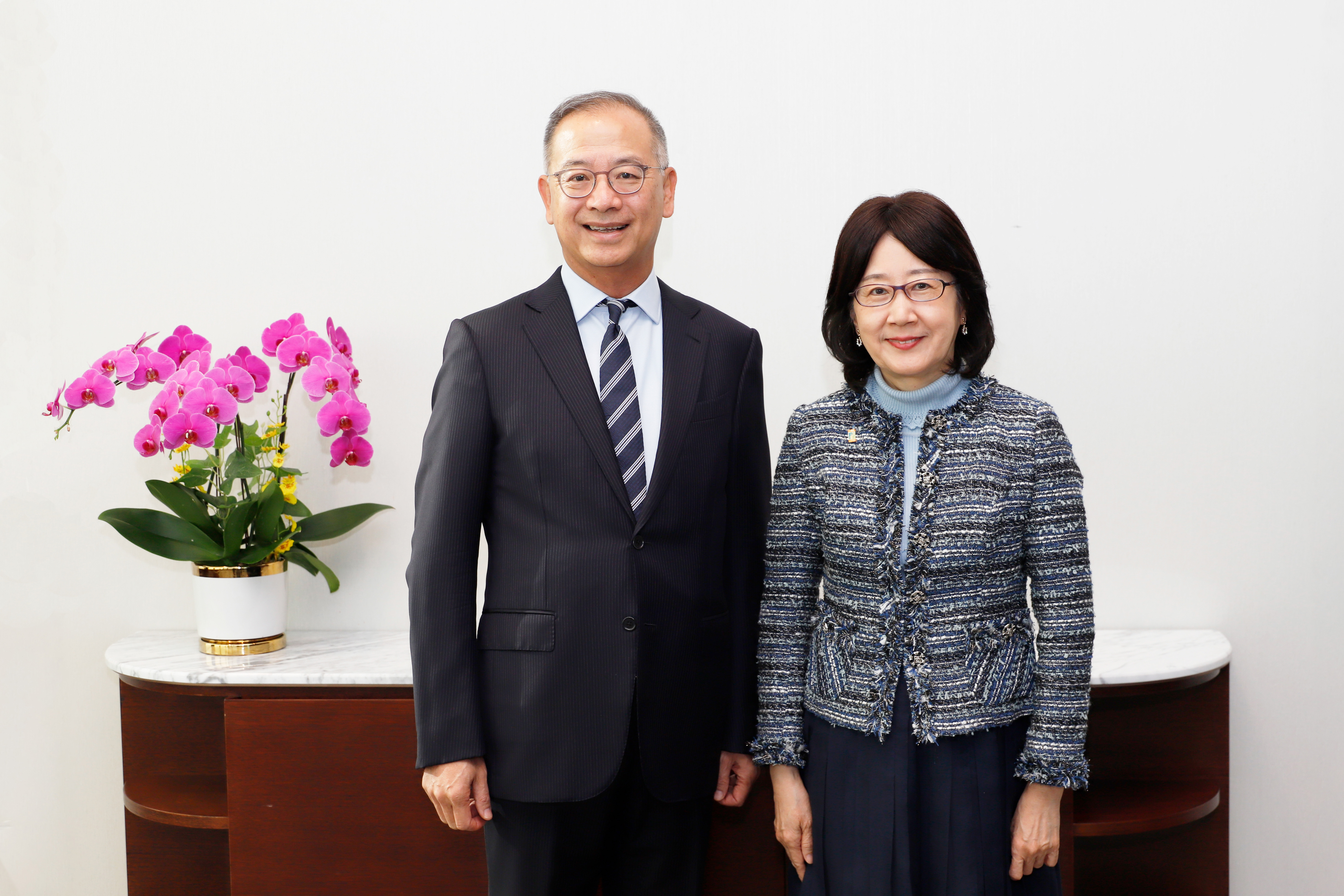Mr Eddie Yue (left), Chief Executive of the Hong Kong Monetary Authority, and Ms Ada Chung (right), Privacy Commissioner for Personal Data, discuss a series of new measures to strengthen collaboration in combatting fraud and safeguarding personal data.