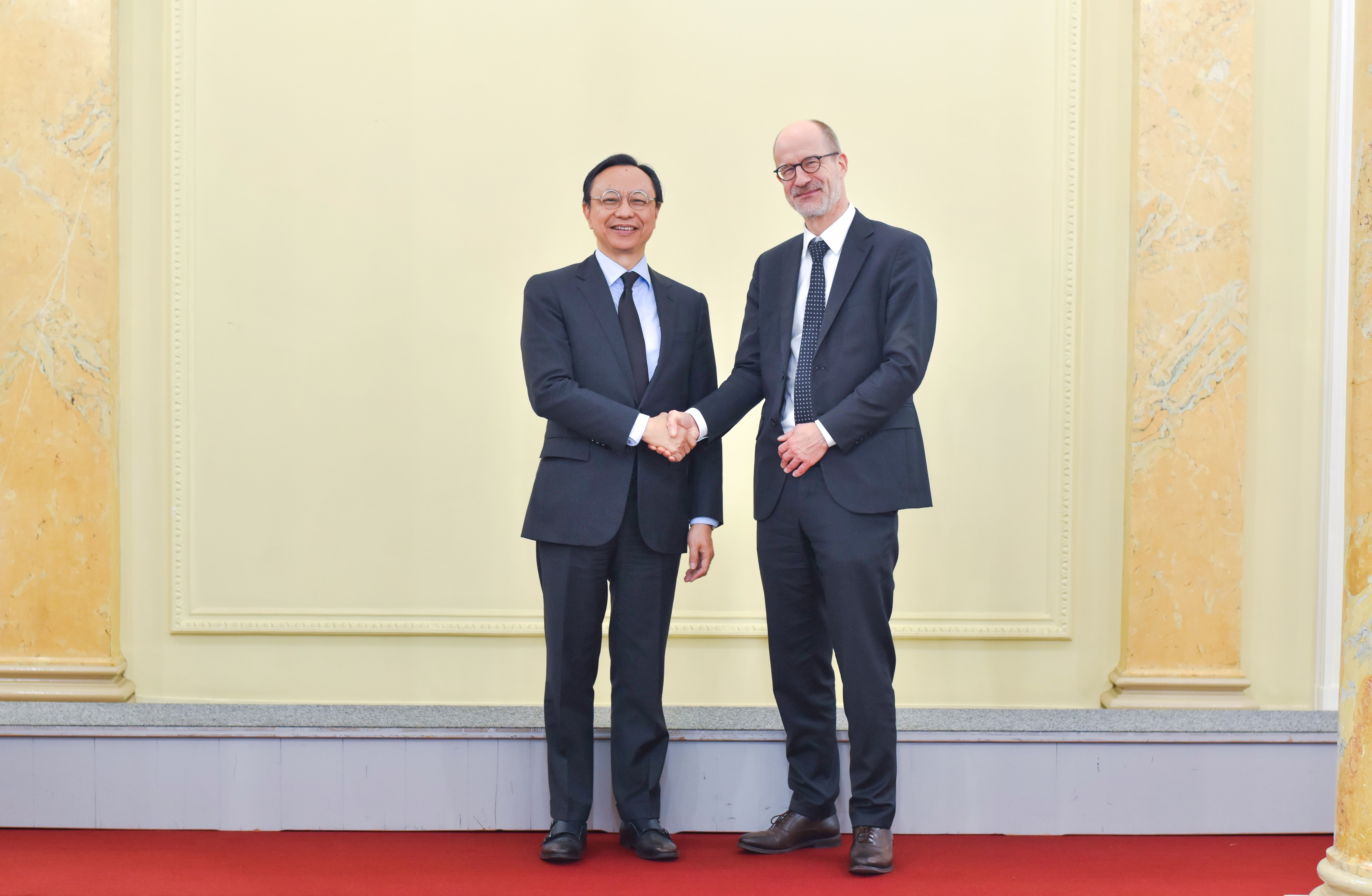 Mr Darryl Chan, Deputy Chief Executive of the Hong Kong Monetary Authority (left) and Mr Christoph König, Deputy State Secretary of the State Secretariat for International Finance (right) chaired the eighth Hong Kong-Switzerland Financial Dialogue on 29 January (Bern time).