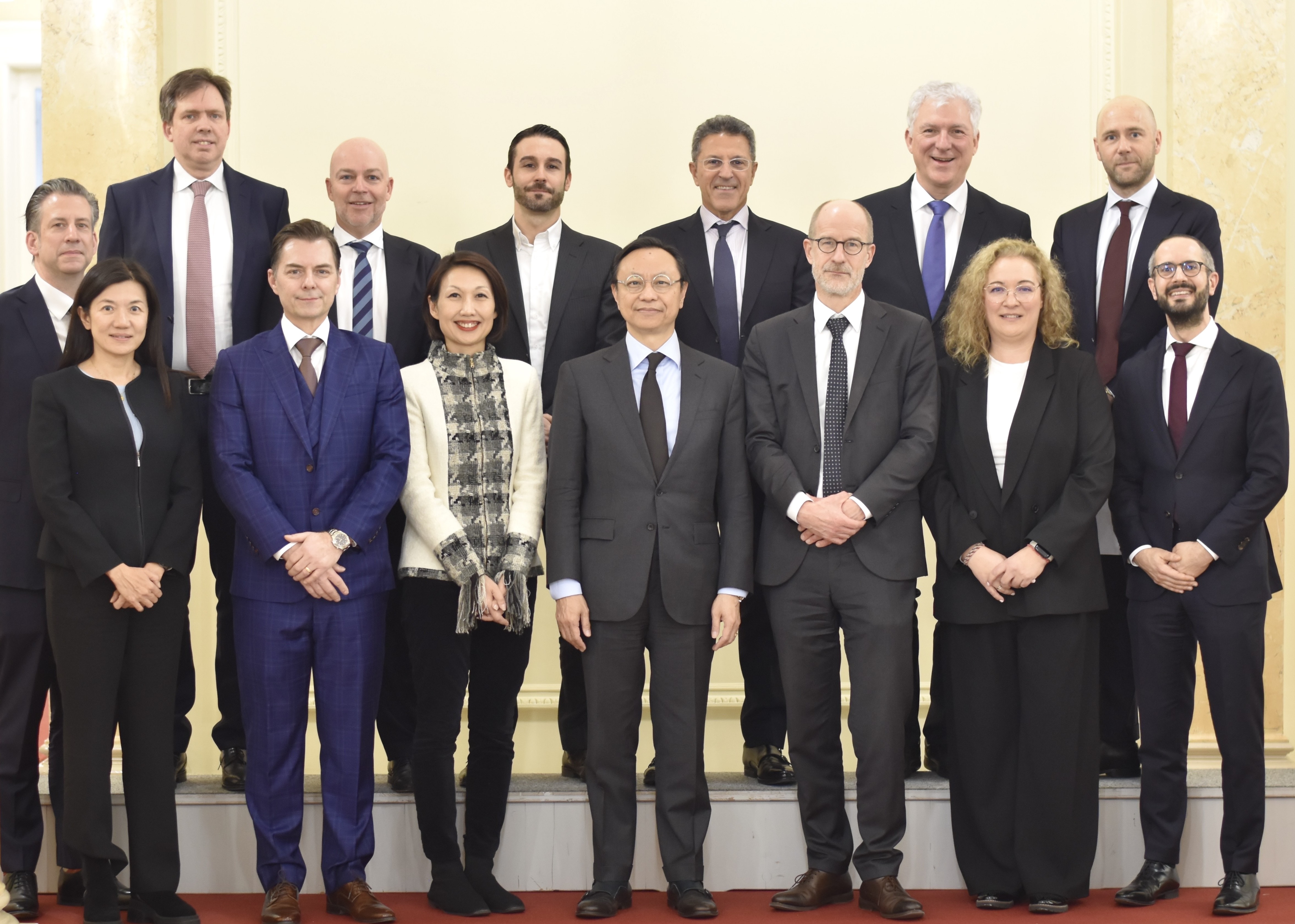 Mr Darryl Chan, Deputy Chief Executive of the Hong Kong Monetary Authority (front row, centre), Mr Christoph König, Deputy State Secretary of the State Secretariat for International Finance (front row, third from right), Ms Vanessa Dubra, Head of International, Swiss Bankers Association (front row, second from right), and Ms Vivien Khoo, Chief Executive Officer and Managing Director of the Private Wealth Management Association (front row, third from left), participated in a financial seminar co-hosted by the Swiss Bankers Association and the Hong Kong Private Wealth Management Association.